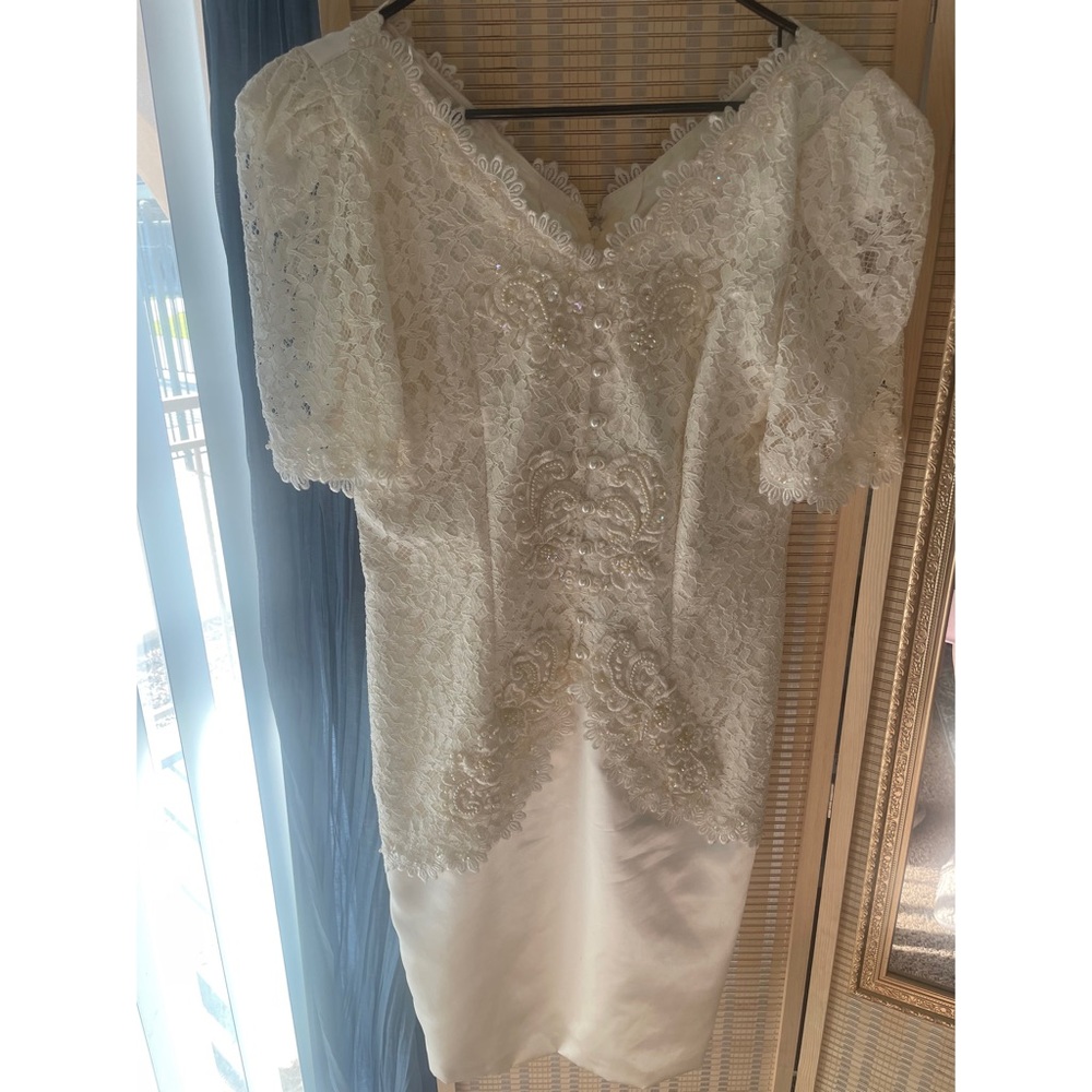 Vintage bridal dress , it’s custom-made size 10 it is a vintage dress